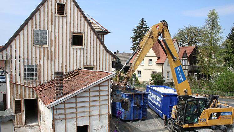 Das Gebäude Fritz-Hornschuch-Platz 2 in Mainleus wird abgerissen. Foto: Jürgen Gärtner