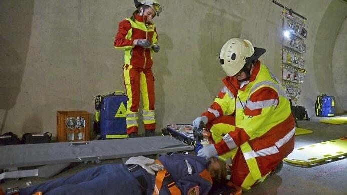 Erstversorgung noch im Rettungstunnel durch Kräfte des ASB.