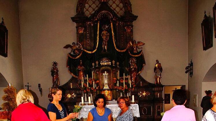 Die 8 Meter lange Kr&auml;utergirlande ist fast fertig.Joseph Beck