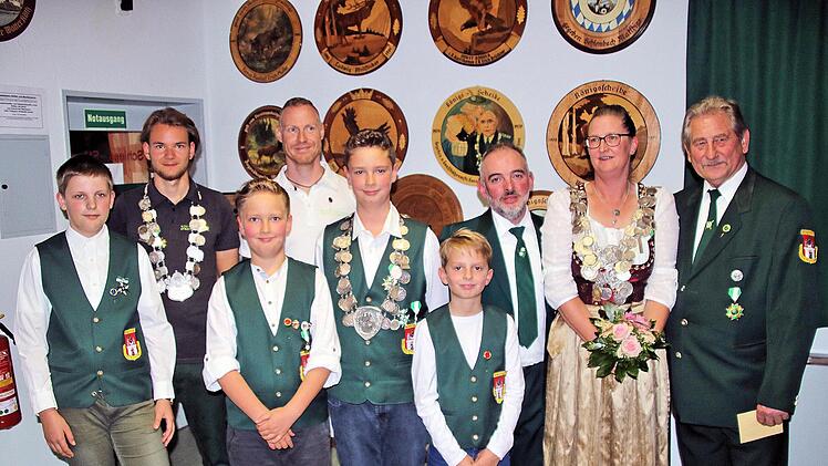 Neue Schützenkönigin der königlich privilegierten Schützengesellschaft  Münnerstadt ist Renate Brückner (2. von rechts). Links neben ihr der erste  Ritter Roland Löhr, rechts der zweite Ritter Heinz Riedel.  Von links  "Bruder Tuck" Alexander Weber, "Robin Hood" Adrian Bier, zweiter Ritter  Jugend Max Brückner, "Little John" Andreas Müller, Jugend-Schützenkönig  Bastian Brückner und erster Ritter Jugend Tim Bruckmüller. Foto: Dieter  Britz