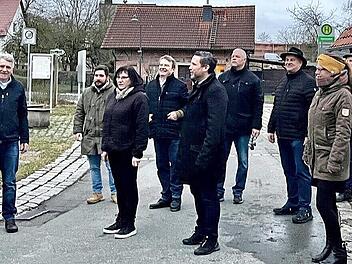 Beim Ortstermin an der Bushaltestelle Schorkendorf ging es um deren barrierefreien Umbau möglichst noch in diesem Jahr. Bauamtsleiter Marten Büttner (links) erläuterte die Planung.