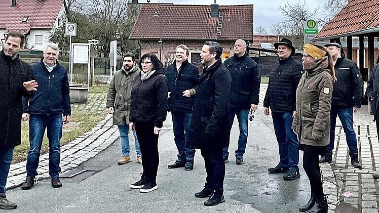 Beim Ortstermin an der Bushaltestelle Schorkendorf ging es um deren barrierefreien Umbau möglichst noch in diesem Jahr. Bauamtsleiter Marten Büttner (links) erläuterte die Planung.