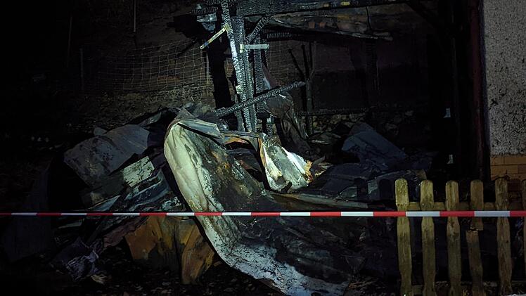 Brand auf landwirtschaftlichen Anwesen: Zwei St&auml;lle stehen in Vollbrand