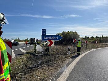A73 bei Bad Staffelstein: "Achtlos weggeworfene Zigarettenkippe" verursacht Brand an Autobahnabfahrt