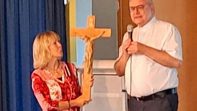 In der Schulversammlung wurde das restaurierte Schulkreuz Anton W&ouml;lkers durch Rektorin Rosi Wagner und Stadtpfarrer Kilian Kemmer aufgeh&auml;ngt.