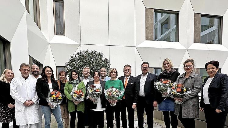 Feierstunde anlässlich der Auszeichnung für 25-jährige Mitarbeit am Klinikum Kulmbach: Die Geehrten zusammen mit Geschäftsführerin Brigitte Angermann (rechts), OB Ingo Lehmann (vierter von rechts) und daneben Landrat Klaus Peter Söllner. Siebter v...