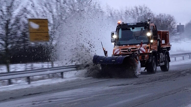 Schnee sorgt f&uuml;r Verkehrsbehinderungen in Franken