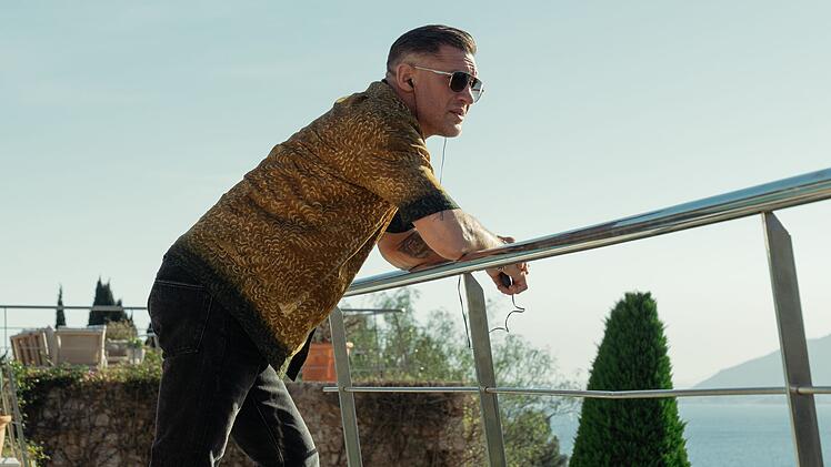 Harry (Tom Hardy) hat in der zweiten Staffel von "MobLand" wieder alle H&auml;nde voll zu tun.