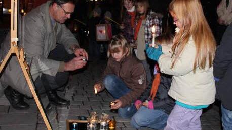 Pfarrer Birkel entzündet Kerzen zum Gedenken auf dem Lichtenfelser Marktplatz