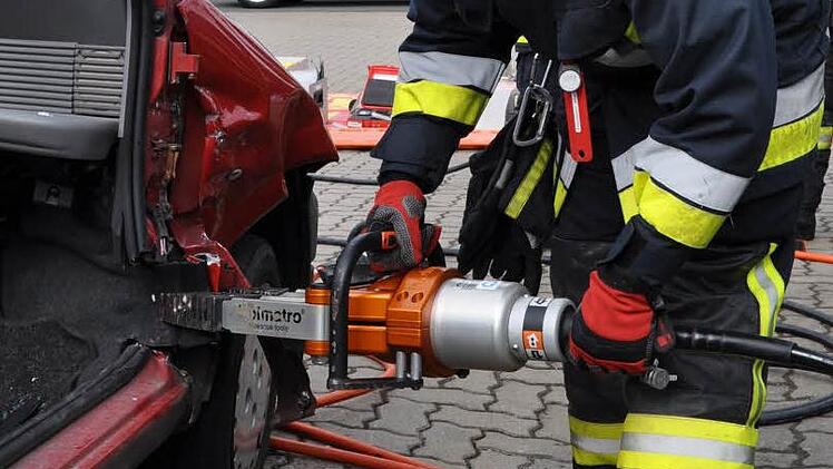 Auf die Theorie folgte die Praxis: Was die Feuerwehrleute gelernt hatten, konnten sie anschließend mit schwerem Bergungsgerät an Autowracks gleich ausprobieren. Foto: Christian Schulz