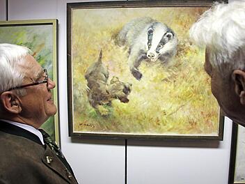 Dachs schlägt nach dem Dackel - eines der Lieblingsbilder von Bernd Reinhard (links), das er mit Walter Dold bewundert.Fotos: Ralf Kestel