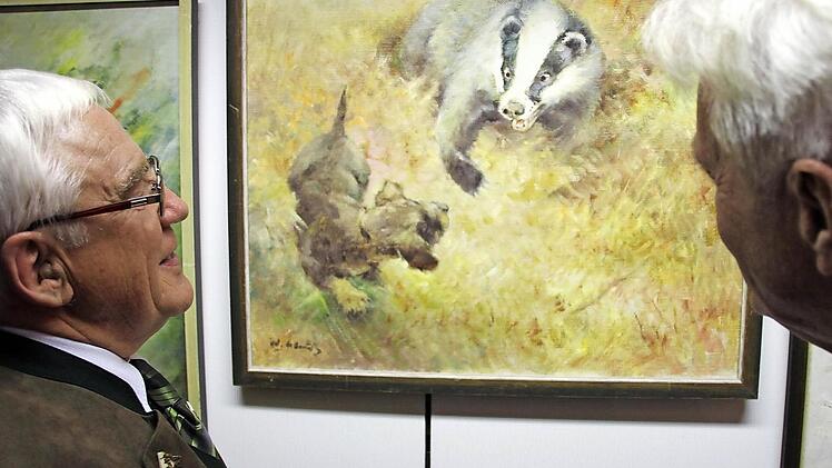 Dachs schlägt nach dem Dackel - eines der Lieblingsbilder von Bernd Reinhard (links), das er mit Walter Dold bewundert.Fotos: Ralf Kestel