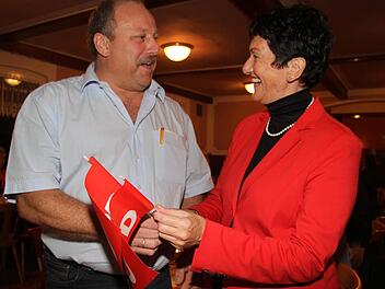 Inge Aures hält auch in Zukunft die Flagge als Vorsitzende des SPD-Kreisverbands hoch. Neu als Stellvertreter an der Seite der Landtags-Vizepräsidentin ist Jürgen Karg aus Mainleus. Foto: Sonja Adam