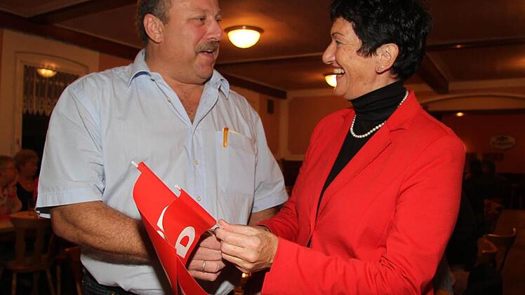 Inge Aures hält auch in Zukunft die Flagge als Vorsitzende des SPD-Kreisverbands hoch. Neu als Stellvertreter an der Seite der Landtags-Vizepräsidentin ist Jürgen Karg aus Mainleus. Foto: Sonja Adam