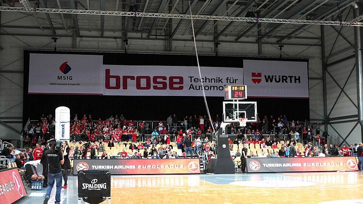Nur noch die "großen" Sponsoren dürfen in der Halle werben. Das sorgt für Diskussionen.  Foto: Sportpress