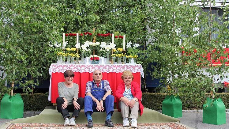 Inge Holzinger, Peter und Dora Goldmann vor ihrem Werk.