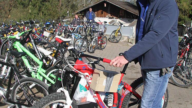Der Vorsitzende des RSC Leuchau zeigt das teuerste Fahrrad im Angebot: ein Downhill-Rad für 1299 Euro. "Das hat sehr hochwertige Teile, absolut gut", sagt Roland Gräf.  Foto: Sonja Adam