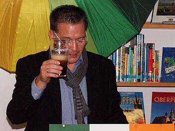 Karsten Fischkal prostete beim Lesen mit einem Guinness.  Fotos: Johanna Blum
