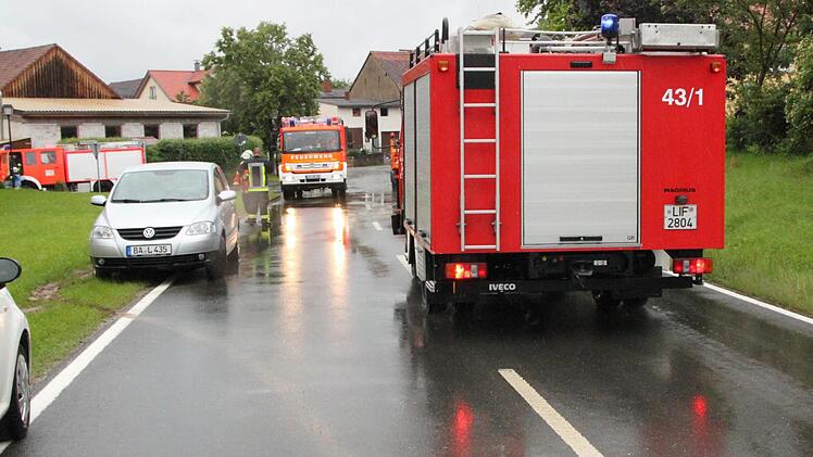 Die Ortsstraßen Prächtings waren am Freitagvormittag voll mit Einsatzfahrzeugen. Foto: Matthias Einwag