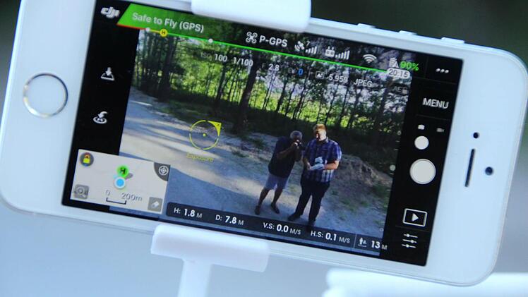 Was die Drohne sieht, wird aufs Smartphone übertragen und kann vom Reporter abfotografiert werden. Foto: Andreas Dorsch
