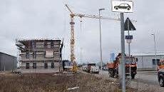 An der Max-Planck-Stra&szlig;e entsteht das Business-Center. Direkter Nachbar ist ein Verwaltungsgeb&auml;ude, das gerade gebaut wird.