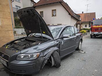Der bei der Kollision beschädigte Volvo des 59-jährigen Autofahrers