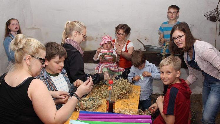 Museumspädagogin Carmen Lang (Mitte mit Baby) bastelte mit dem Nachwuchs.