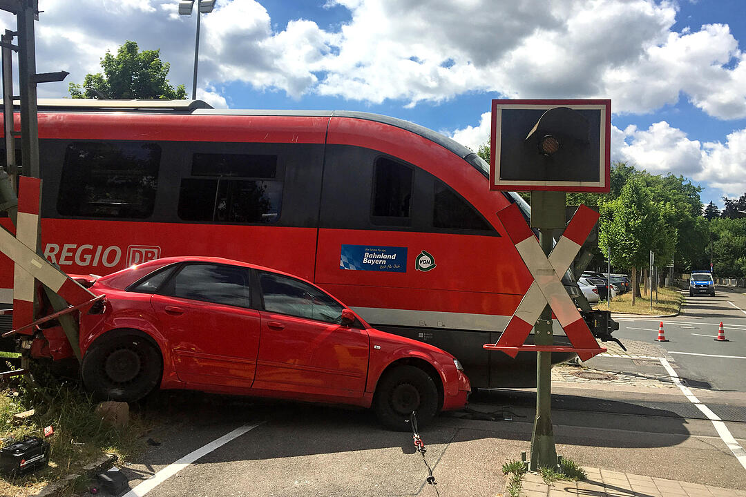 Auto fährt in Roth trotz Warnzeichen auf Gleise und wird von Zug erfasst