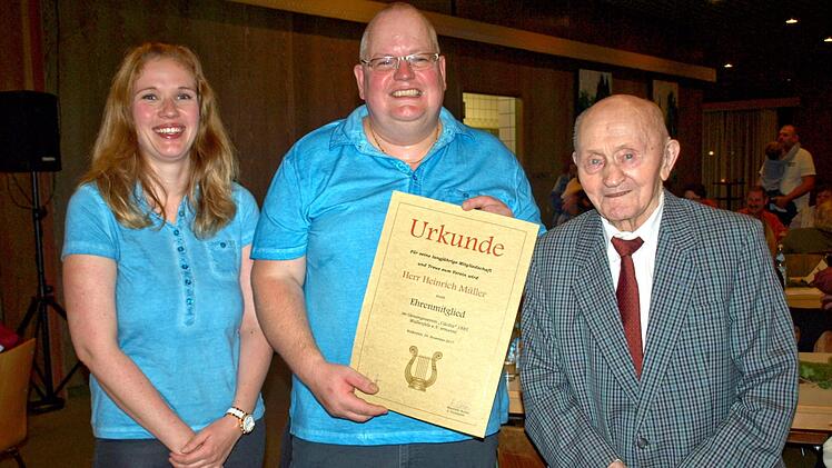 Stolz war das neue Ehrenmitglied Heinrich Müller (rechts), der aus der Hand von Uwe Eger und Yvonne Deckelmann  die Ehrenmitgliedschaftsurkunde erhielt.