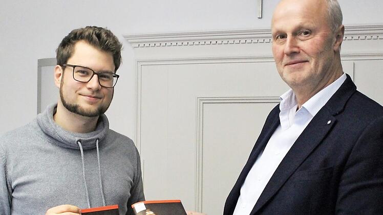 Bürgermeister Gerald Brehm (rechts) und Marketing-Manager Thomas Oppelt präsentieren die "Höchstadter Weihnachtszeitung"