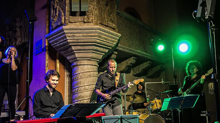 Mitreißender Auftritt vor zahlreichen Zuhörern: "Gospelrock und Band"  aus Erfurt unter Leitung von Oliver Debus  beim Gastspiel in St. Georg in Neustadt.Foto: Jochen Berger