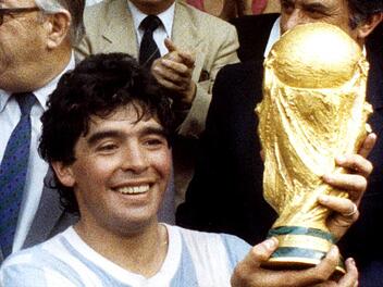 Auf dem Höhepunkt seiner Karriere: Maradona 1986 mit dem WM-Pokal dpa-Archiv