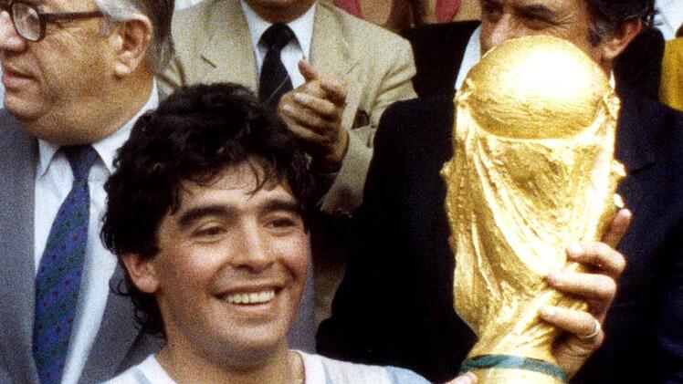 Auf dem Höhepunkt seiner Karriere: Maradona 1986 mit dem WM-Pokal dpa-Archiv