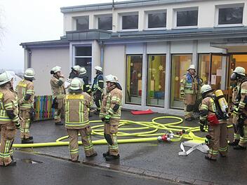 Aus unklarer Ursache ist am späten Mittwochnachmittag in der ehemaligen Grundschule in Stettfeld ein Feuer ausgebrochen. 13 Betroffene der Lebenshilfe Haßberge blieben zum Glück unverletzt.