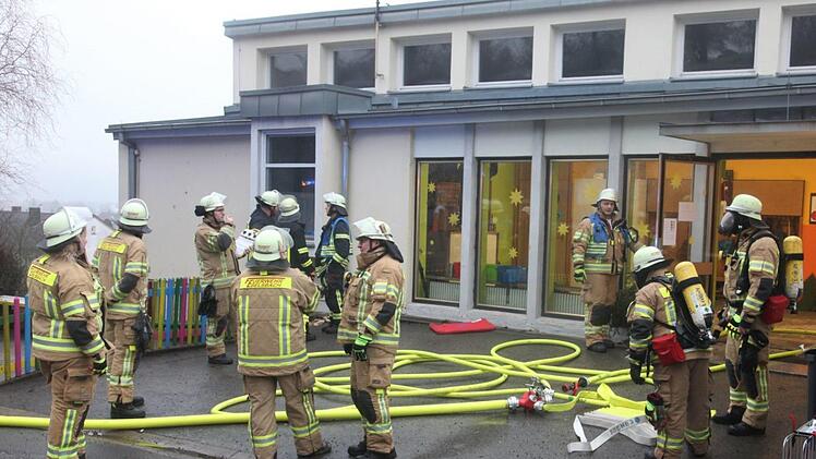 Aus unklarer Ursache ist am späten Mittwochnachmittag in der ehemaligen Grundschule in Stettfeld ein Feuer ausgebrochen. 13 Betroffene der Lebenshilfe Haßberge blieben zum Glück unverletzt.