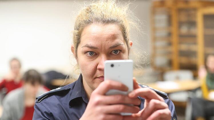 Starker Auftritt: In der Rolle der Polizistin Hannah Stein  betreibt Friedericke Pasch Aufklärungsarbeit im Klassenzeit - Aufklärungsarbeit zum Thema Mobbing einer Mitschülerin im Internet.Foto: Henning Rosenbusch
