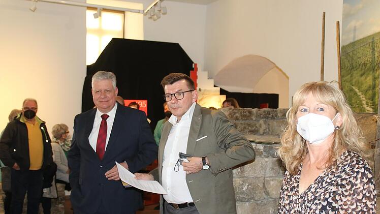 Eröffnung der Ausstellung "Dichter, Denker, Dachbodenbewohner - Leben auf Schloss Greifenstein" mit (von links) Dienststellenleiter Axel Grzeszkowia, Bürgermesiter Armin Warmuth un Museumsleiterin Elfriede Böck.