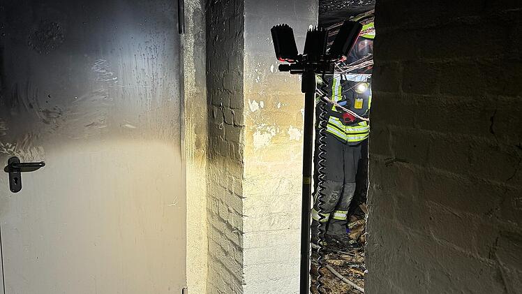 Erlangen: Keller in Mehrfamilienhaus in Vollbrand - Bewohner müssen evakuiert werden