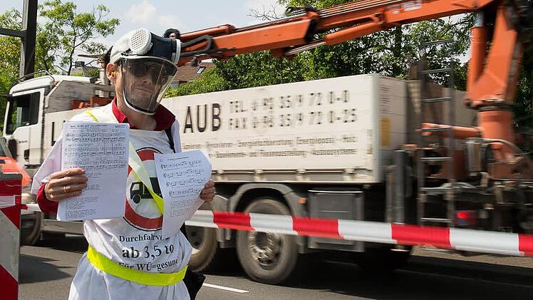 Weil sie um ihre Gesundheit fürchten, demonstrierten am Mittwoch etwa 80 Menschen gegen den Schwerlastverkehr in Würzburg.  Foto: Tobias Köpplinger