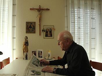 Zur morgendlichen Pflichtlektüre von Pfarrer Josef Fischer gehört das Lesen des Fränkischen Tags.  Foto: Friedwald Schedel