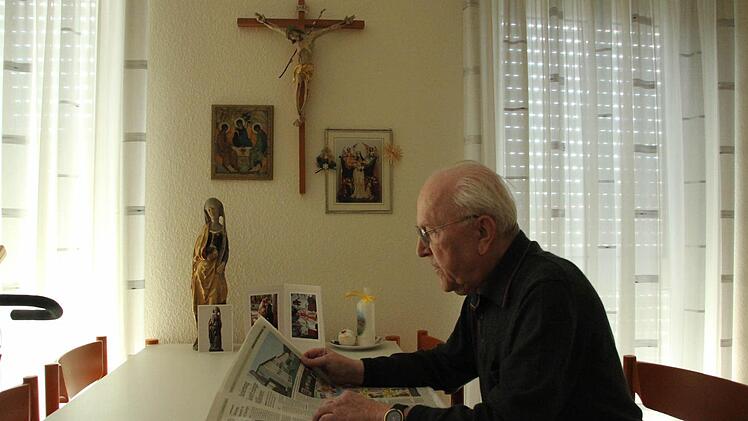 Zur morgendlichen Pflichtlektüre von Pfarrer Josef Fischer gehört das Lesen des Fränkischen Tags.  Foto: Friedwald Schedel