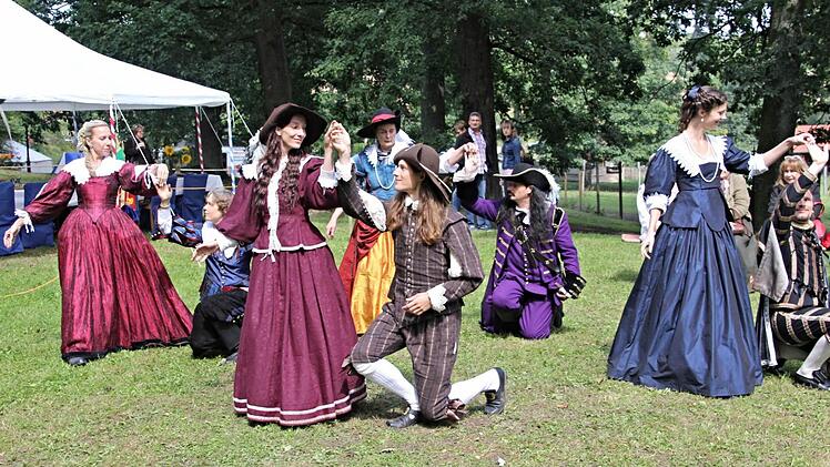 Anmutig und ästhetisch zeigte diese Gruppe in ihren prächtigen Gewändern Tänze aus der Barockzeit.