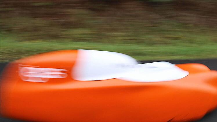 Die Velomobilisten betrieben Studien an der Abfahrt zwischen Elfershausen und Aura. Foto: Schaar