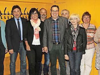 Jürgen Peschel (Fünfter von links) führt zusammen mit (von links) Nina Liebermann, Astrid Schump, Jürgen Pietschmann, Jürgen Peschel, Horst Nikol, Barbara Degner, Eleonore Rauch und Brigitte Grunwald den VdK-Ortsverband Untersiemau. Bürgermeister Rolf Rosenbauer (Zweiter von links) lobte dessen engagierte Arbeit.  Foto: Michael Stelzner