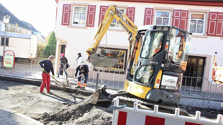 Der Splitt wird ausgekoffert.  Foto: Friedwald Schedel