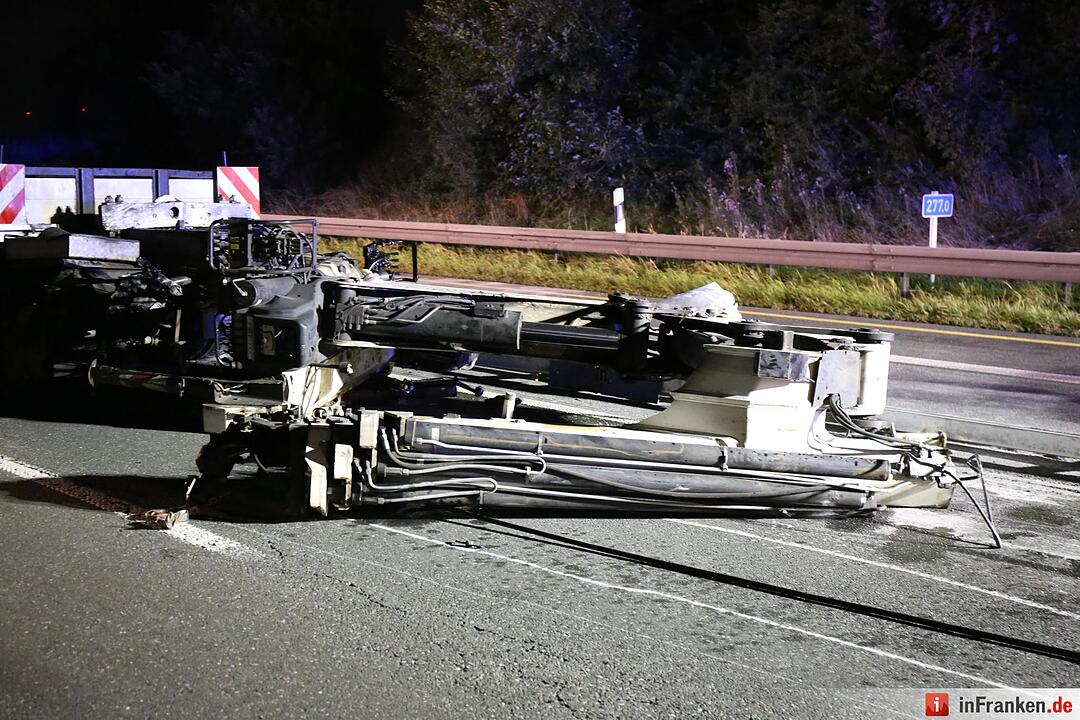 Lkw bleibt mit Kran-Aufbau an Autobahnbrücke hängen