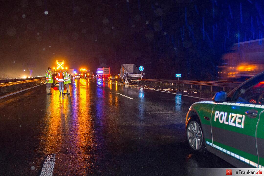Achsbruch führt zur Vollsperrung – Sieben Fahrzeuge durch herumfliegende Ladung beschädigt