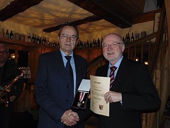 Bürgermeister Wolfgang Rast (rechts) überreicht Herbert Gebhardt seine Urkunde und Medaille.  Foto: Petra Malbrich