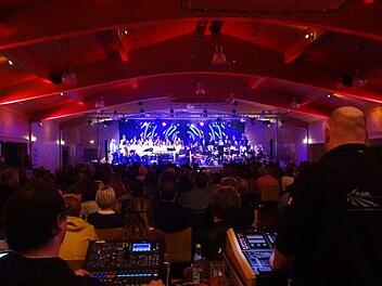 Die FWG-Bigband und der Gospelchor Kronach rissen das Publikum von den Sitzen. Fotos: N. Neugebauer