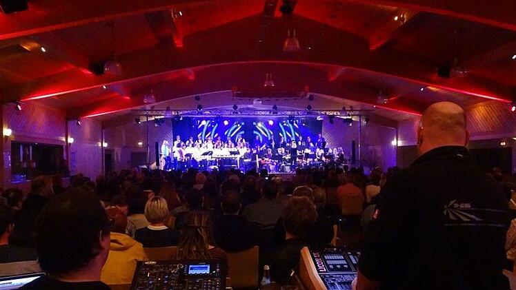 Die FWG-Bigband und der Gospelchor Kronach rissen das Publikum von den Sitzen. Fotos: N. Neugebauer